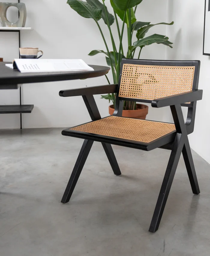 Valgomojo kėdė RUBEN su porankiais, juoda, ratanas