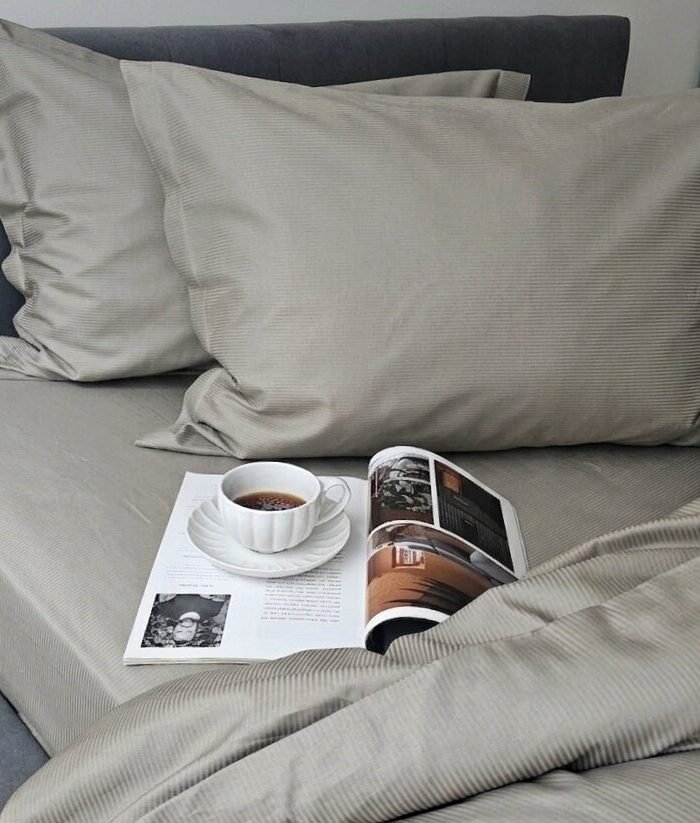 PREMIUM juostuoto satino paklodė su guma TAUPE 2mm